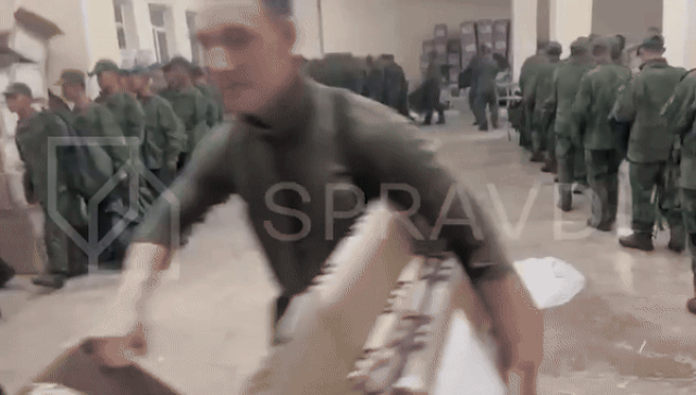 우크라이나군 소속 전략소통·정보보안센터(SPRAVDI)는 19일(현지시간) “북한군이 러시아 극동 세르기예프스키 훈련장에서 우크라이나로의 배치를 앞두고 러시아 군수물자를 보급받는 모습이 담긴 동영상을 단독으로 입수했다”고 밝혔다.