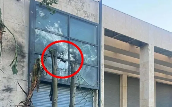 지난 19일(현지시간) 레바논에서 친이란 무장단체 헤즈볼라가 발사한 드론이 이스라엘 텔아비브 북쪽 해안 도시 카이사레아에 있는 베냐민 네타냐후 이스라엘 총리 자택의 침실 창문에서 폭발해 군데군데 하얀 금이 가고 작은 구멍이 생겼다. / 출처=메흐 하쉬 엑스