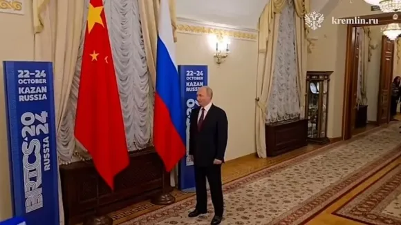 브릭스(BRICS) 정상회의를 계기로 러시아와 중국이 양자회담을 가진 가운데, 푸틴 러시아 대통령이 먼저 회담장에 도착해 시진핑 중국 국가주석을 기다리는 모습