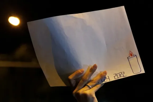 27일 중국 베이징에서 한 여성이 정부의 코로나19 통제조치에 항의하며 백지 시위에 동참하고 있다. 사진=로이터연합뉴스 27일 중국 베이징에서 한 여성이 정부의 코로나19 통제조치에 항의하며 백지 시위에 동참하고 있다. 사진=로이터연합뉴스