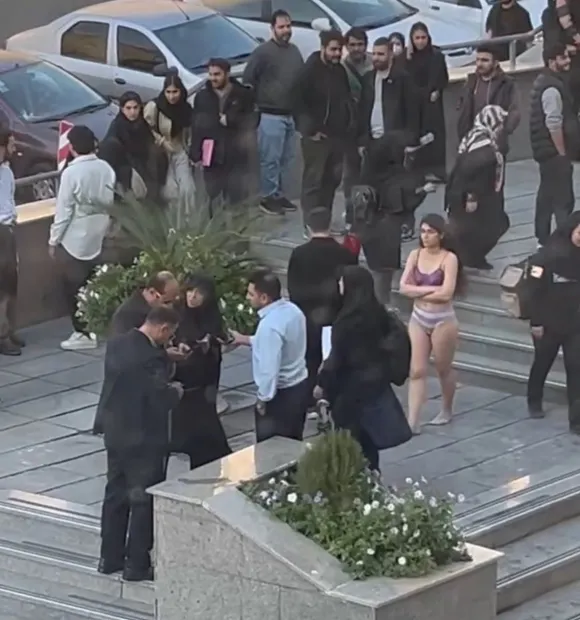 이란 수도 테헤란의 이슬람 아자드 대학 캠퍼스에서 한 여대생이 속옷 차림으로 활보하고 있다. / 사진=엑스 이란 수도 테헤란의 이슬람 아자드 대학 캠퍼스에서 한 여대생이 속옷 차림으로 활보하고 있다. / 사진=엑스