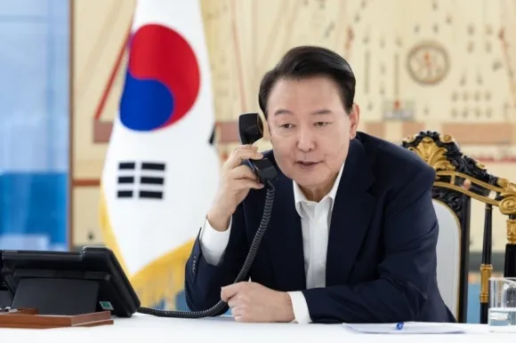 윤석열 대통령이 7일 대통령실 관저에서 도널드 트럼프 미국 대통령 당선인과 전화 통화를 하고 있다. 대통령실 제공 윤석열 대통령이 7일 대통령실 관저에서 도널드 트럼프 미국 대통령 당선인과 전화 통화를 하고 있다. 대통령실 제공