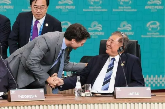15일 페루에서 열린 APEC 정상회담 당시 의자에 앉은 채로 쥐스탱 트뤼도 캐나다 총리와 악수하는 이시바 시게루 일본 총리 모습. 일본 총리 관저 홈페이지 캡처