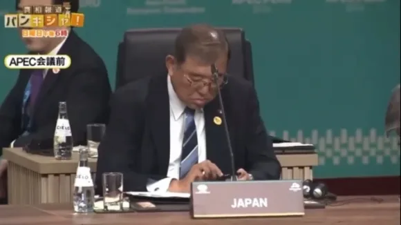 15일(현지시간) 페루에서 열린 아시아태평양경제협력체(APEC) 회의에 참석한 이시바 시게루 일본 총리가 정상회담 중 스마트폰을 보고 있는 모습. 니혼TV 보도화면 캡처