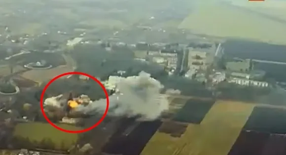 20일(이하 현지시간) 미국 뉴욕타임스는 미 국방부와 우크라이나 당국자를 인용해 “영국의 순항 미사일 스톰 섀도 여러 발이 러시아 남서부 쿠르스크에 꽂혔다”고 보도했다. 사진은 쿠르스크주 마리노 마을의 목표물에 미사일이 떨어지는 순간.