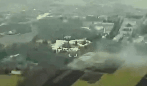 20일(이하 현지시간) 미국 뉴욕타임스는 미 국방부와 우크라이나 당국자를 인용해 “영국의 순항 미사일 스톰 섀도 여러 발이 러시아 남서부 쿠르스크에 꽂혔다”고 보도했다. 영상은 쿠르스크주 마리노 마을의 목표물에 미사일이 떨어지는 순간.