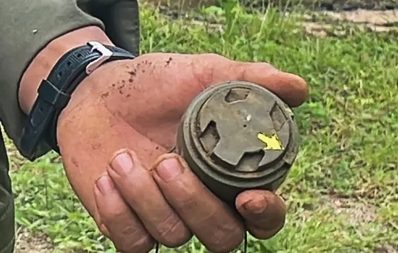 2022년 7월 미얀마 동부 카야주(州)에서 제거된 지뢰를 손에 든 남성 사진. 국제앰네스티 제공