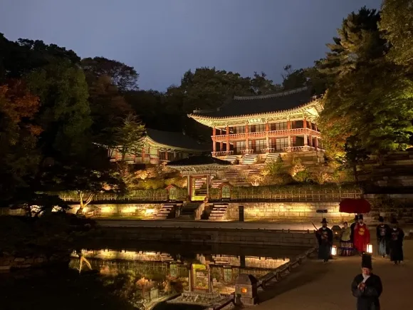 부용지와 부용정에서는 정조가 야간 산책을 하는 모습을 재연한다. 함께 사진을 찍을 수도 있다.