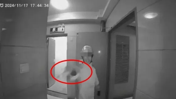 지난 17일 중국 후베이성(省) 우한시(市)에 사는 고객 집 앞에서 흉기를 들고 난동을 부린 배달기사의 모습