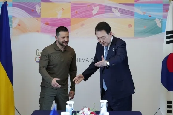 2023년 5월 21일 주요 7개국(G7) 정상회의 참관국 자격으로 일본을 방문한 윤석열 대통령이 히로시마 그랜드프린스호텔에서 볼로디미르 젤렌스키 우크라이나 대통령과 만나 악수한 뒤 자리에 앉고 있다. 뉴시스 2023년 5월 21일 주요 7개국(G7) 정상회의 참관국 자격으로 일본을 방문한 윤석열 대통령이 히로시마 그랜드프린스호텔에서 볼로디미르 젤렌스키 우크라이나 대통령과 만나 악수한 뒤 자리에 앉고 있다. 뉴시스