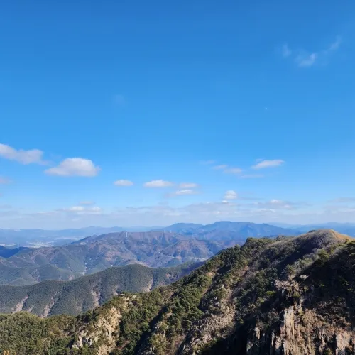 창녕에 솟아있는 화왕산 정상에서 바라본 모습.