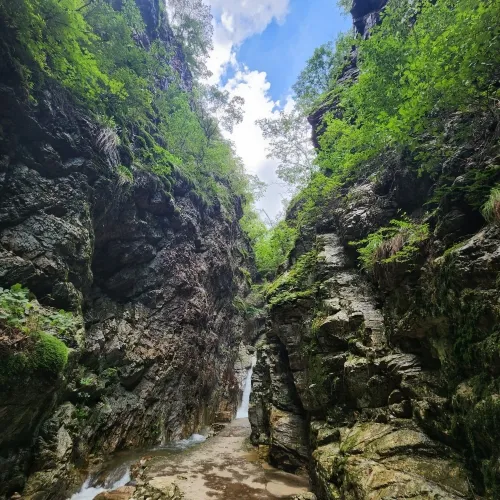 춘천 삼악산의 협곡은 좁고 깊으며 가파르고 날선 기암괴석이 늘어서 있다.