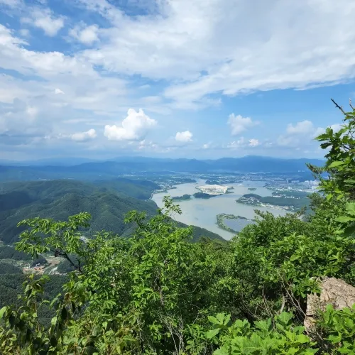 춘천 삼악산 정상에서 내려다 본 모습.