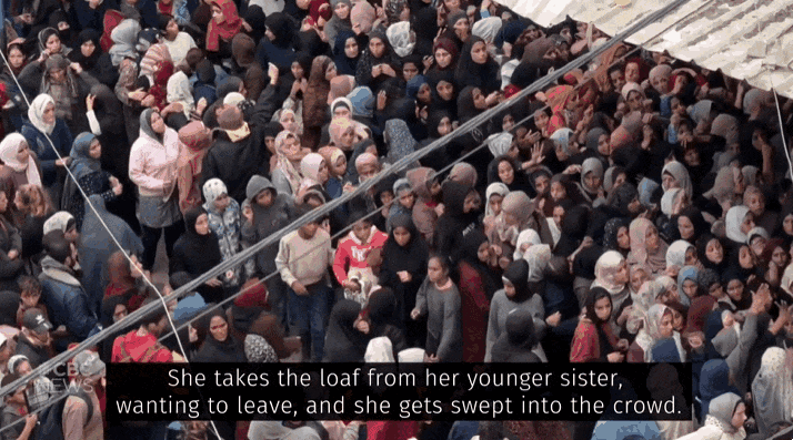 팔레스타인 가자지구 중부 데이르 알-발라흐에 있는 빵집 앞에 수많은 사람이 몰려 있다. CBS뉴스 캡처