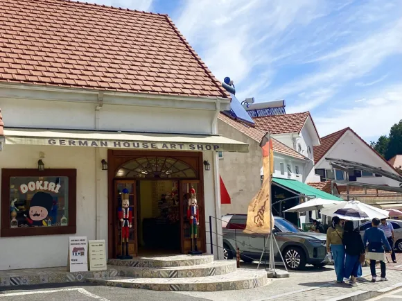 경남 남해 독일마을 입구에 있는 기념품 매장 ‘독일집’은 파독간호사가 살던 집을 개조해 자체 제작한 기념품을 팔고 있다.