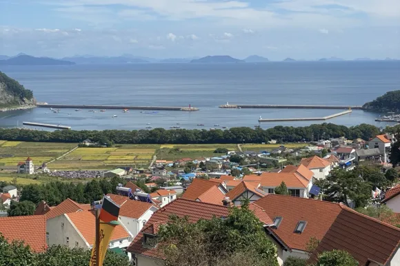 남해 독일마을 전망대에서 내려다본 모습. 붉은 지붕의 독일식 주택들이 자연과 어우러져 이국적인 풍경을 자아낸다.