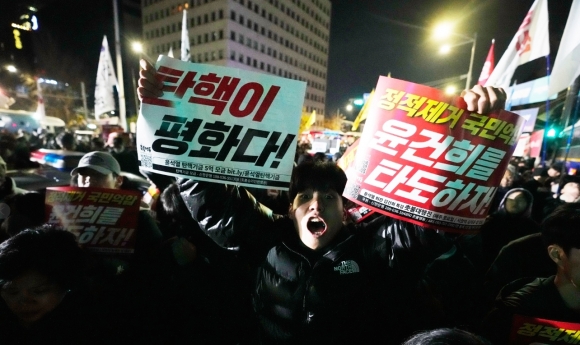 “한국 국민이 보여준 분노, 용기, 저항”…AP, 韓 시민의식 극찬