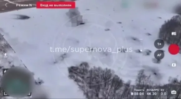 러시아 쿠르스크에서 북한군이 ‘인해전술’을 떠올리는 전략으로 전진하는 모습으로 추정되는 영상 / 출처=슈퍼노바 플러스 텔레그램