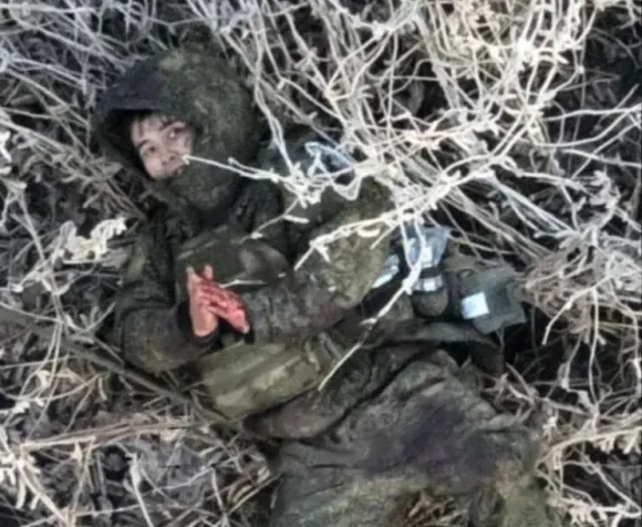 북한군으로 추정되는 병사가 폭탄을 투하하려는 드론의 카메라를 향해 두손을 모으고 간청하는 모습. 진위는 확인되지 않았다. / 출처=우크레인 워 리포트 레딧