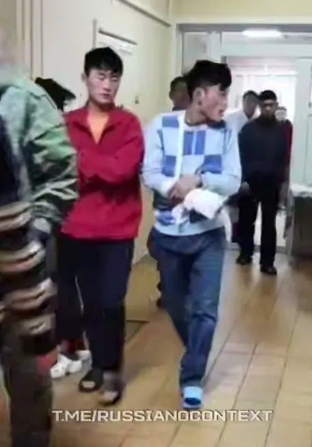 우크라이나 매체가 러시아 쿠르스크의 울리챠 피로고바의 병원에서 치료중인 북한군 부상병이라고 주장하며 텔레그램에 공개한 영상 캡처
