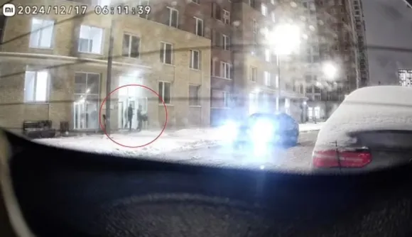 러시아 방사능·생화학방어군 이고르 키릴로프 사령관과 그의 보좌관(왼쪽)이 모스크바 자택 앞에서 터진 폭탄에 의해 암살됐다. 사진은 폭탄이 터지기 직전, 자택 문으로 나오는 두 사람의 모습.