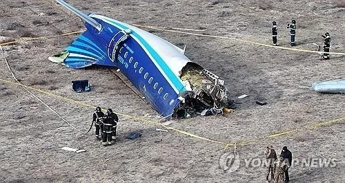 추락한 아제르바이잔 여객기 동체. 로이터 연합뉴스