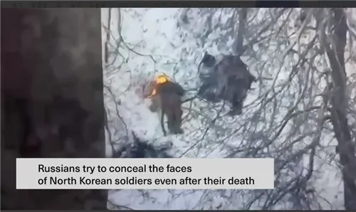 지난해 12월 볼로디미르 젤렌스키 우크라이나 대통령이 러시아에 파병된 북한군의 모습이라며 공개한 영상. 젤렌스키 대통령은 러시아가 전사한 북한군의 얼굴을 소각한다고 주장했다. 젤렌스키 텔레그램 캡처