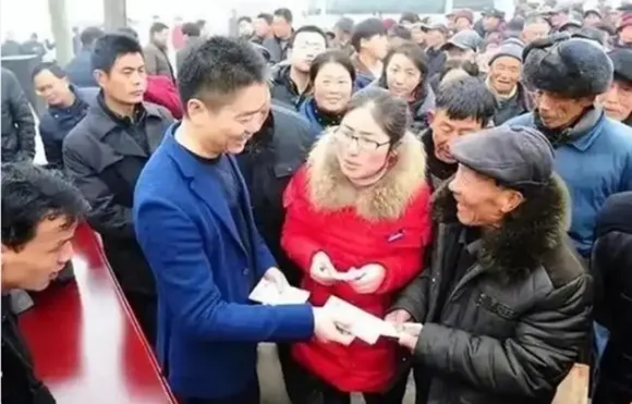 중국 징동그룹의 회장 리우창동(刘强东)은 매년 춘절에 고향 어르신들께 현금이나 의류 등을 선물하는 것으로 알려졌다 중국 징동그룹의 회장 리우창동(刘强东)은 매년 춘절에 고향 어르신들께 현금이나 의류 등을 선물하는 것으로 알려졌다