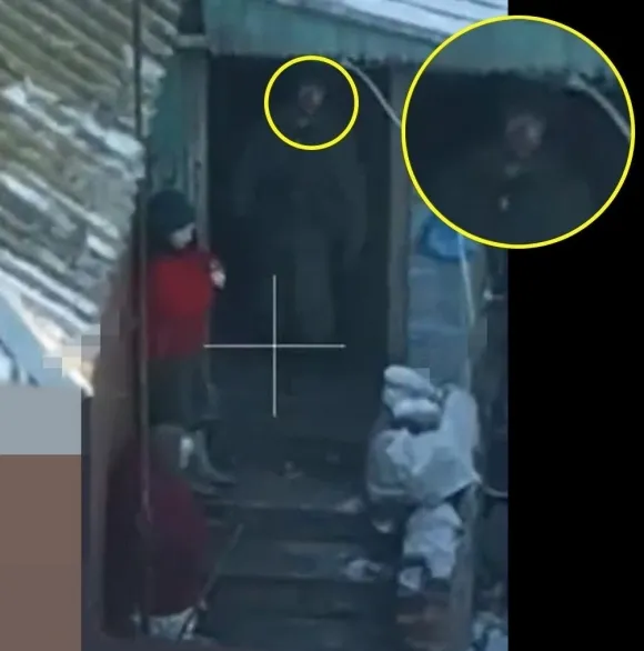 북한군으로 추정되는 병사가 러시아 쿠르스크 마흐노프카 마을에 있는 한 주택에서 주민들을 내쫓고 있다. / 출처=인폼네이팜 텔레그램
