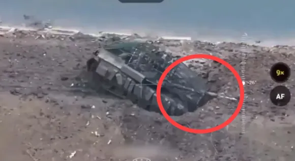 구덩이에 빠져 옴짝달싹 못하는 러시아군의 주력 탱크 T-90. 우크라이나가 일부 점령하고 있는 러시아 쿠르스크 지역에서 촬영됐다. 우크라이나군 제공 영상 캡처