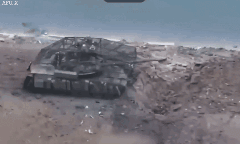 구덩이에 빠져 옴짝달싹 못하는 러시아군의 주력 탱크 T-90. 우크라이나가 일부 점령하고 있는 러시아 쿠르스크 지역에서 촬영됐다. 우크라이나군 제공 영상 캡처