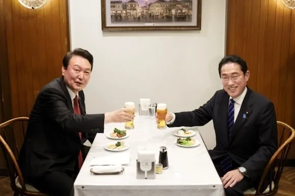 윤석열 대통령과 기시다 후미오 당 시일본 총리가 2023년 3월 16일 오후 일본 도쿄 긴자의 오므라이스 노포에서 친교의 시간을 함께하며 생맥주로 건배하고 있다. 연합뉴스