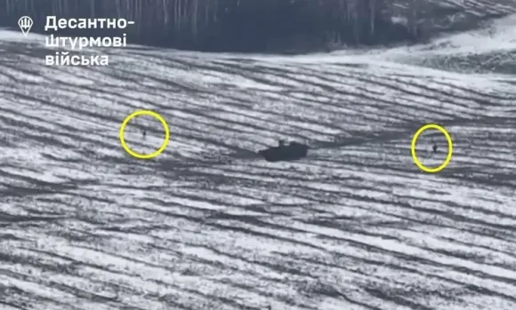 우크라이나의 스트라이커 장갑차가 러시아 병사들을 쫓고있는 모습. 영상 캡처