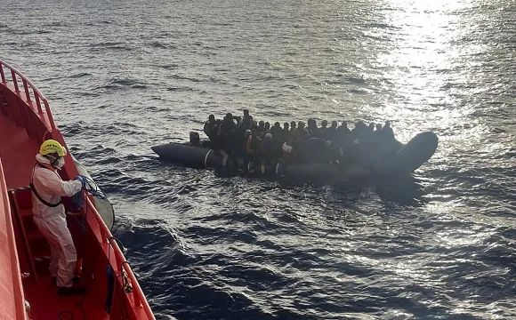 작은 고무보트 위에 빽빽히 탑승한 아프리카 이주민들 모습. AP 연합뉴스