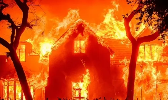 지난 7일 미국 LA 퍼시픽 팰리세이즈 지역에서 발생한 산불이 걷잡을 수 없이 확산하고 있다. 사진은 산불 피해를 입은 주택. AFP 연합뉴스 지난 7일 미국 LA 퍼시픽 팰리세이즈 지역에서 발생한 산불이 걷잡을 수 없이 확산하고 있다. 사진은 산불 피해를 입은 주택. AFP 연합뉴스