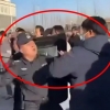 둔기로 학생 폭행하는 경찰들…‘기숙사 옥상 사망사건’에 中발칵[포착]