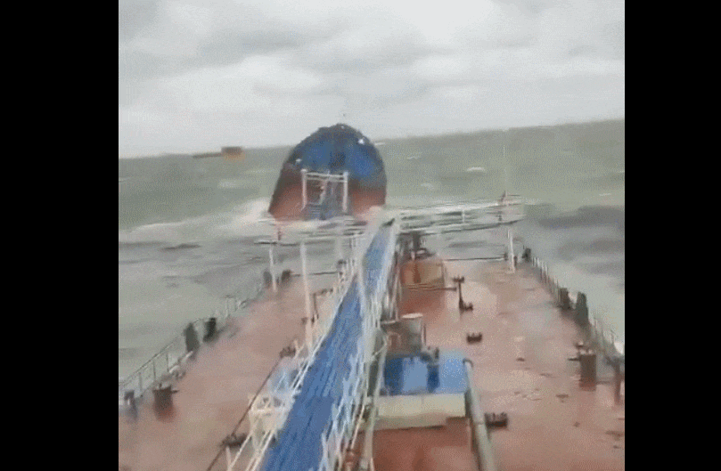 유조선 침몰 사고 당시 모습을 담은 영상의 일부