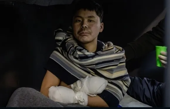 볼로디미르 젤렌스키 우크라이나 대통령이 지난 11일(현지시간) 우크라이나군이 러시아 서부 쿠르스크 지역에서 생포했다고 밝힌 북한 군인. 연합뉴스 볼로디미르 젤렌스키 우크라이나 대통령이 지난 11일(현지시간) 우크라이나군이 러시아 서부 쿠르스크 지역에서 생포했다고 밝힌 북한 군인. 연합뉴스