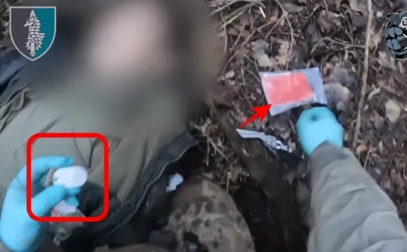 우크라이나 특수작전군(SOF)이 21일 페이스북에 공개한 영상은 사망한 북한군으로 추정되는 시신에 다가가 면봉으로 타액을 채취하거나 머리카락을 자르는 모습, 시신이 입고 있던 옷 안에서 종이뭉치 등 소지품을 회수하는 모습이 담겼다.