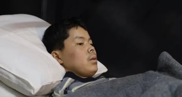 우크라이나 신문 받는 북한군 병사. 젤렌스키 대통령 엑스 캡처