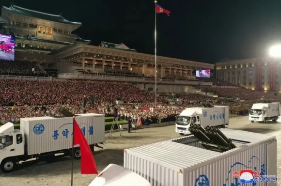 ‘룡악산샘물’ 공장 소속 차량으로 위장한 트럭의 컨테이너에 방사포가 장착되고 무장 병력이 탑승하고 있다. / 사진=조선중앙통신