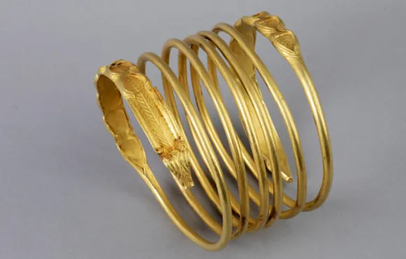 루마니아가 네덜란드 박물관에 대여해 줬다가 지난 25일 도난당한 고대 황금 팔찌. AP 연합뉴스