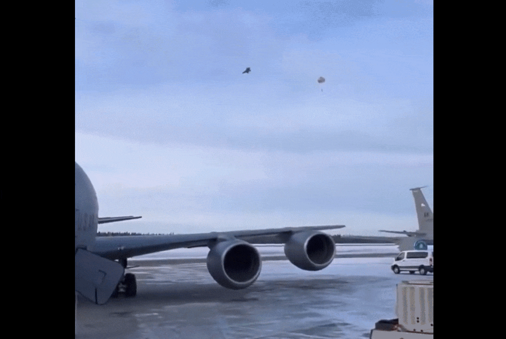 F-35가 알래스카주 아일슨 공군기지에 추락하는 모습을 담은 영상의 일부