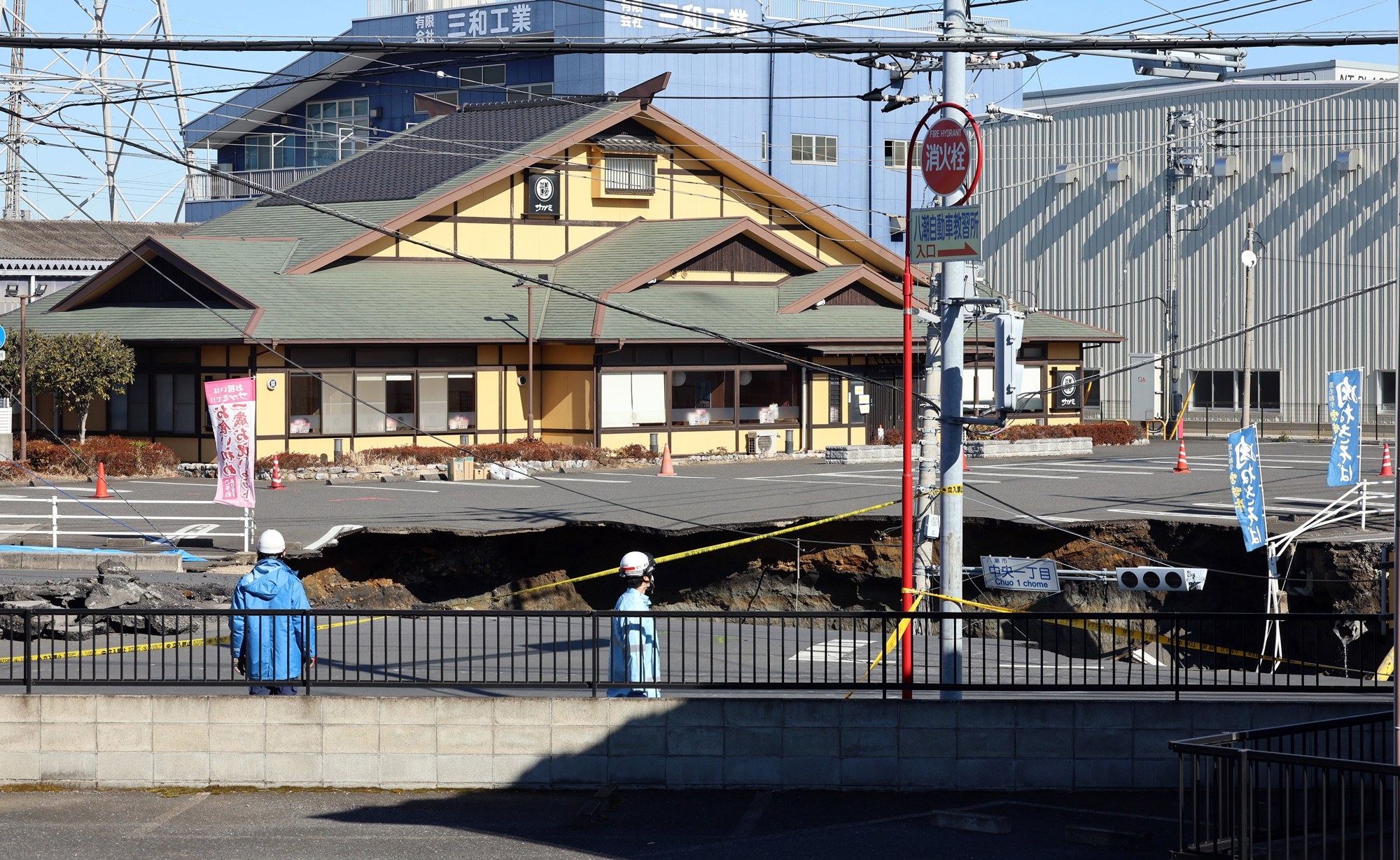 JAPAN ACCIDENTS SINKHOLE  28일 오전 일본 사이타마현 교차로에서 대형 싱크홀이 발생했다. EPA 연합뉴스