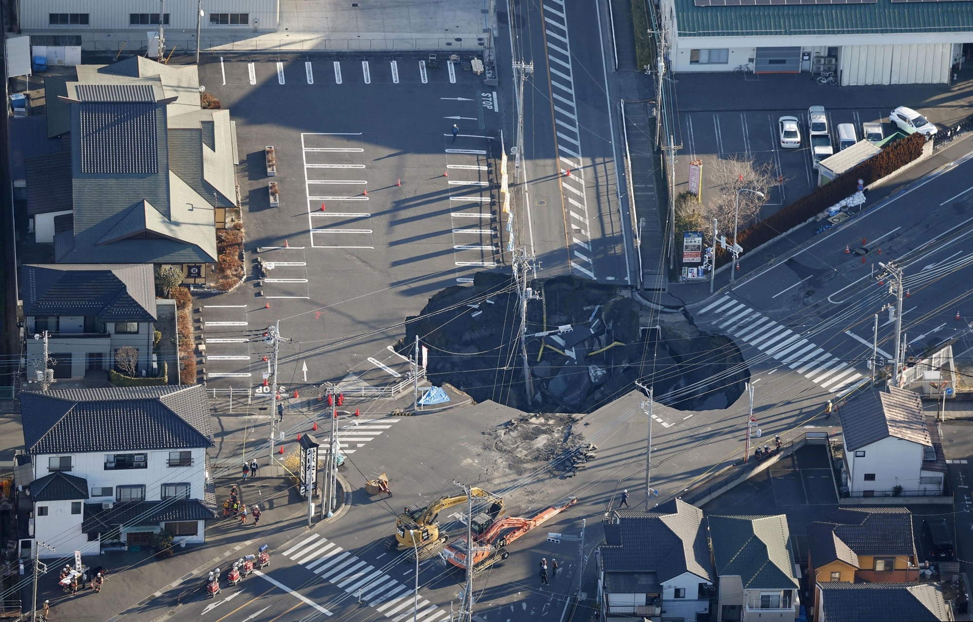 JAPAN-SINKHOLE/  28일 오전 일본 사이타마현 교차로에서 대형 싱크홀이 발생했다. 교도 연합뉴스