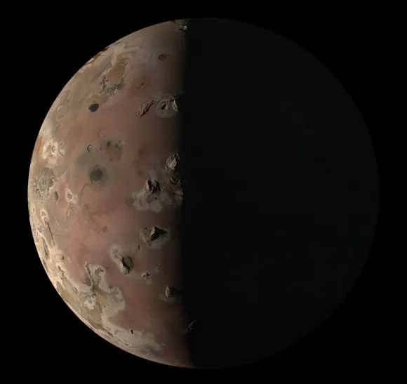 2023년 12월 30일 주노가 수많은 활화산으로 가득찬 목성 위성 이오의 생생한 모습을 근접해 포착했다. 사진=NASA/SWRI/Image Process by Kevin McGIl