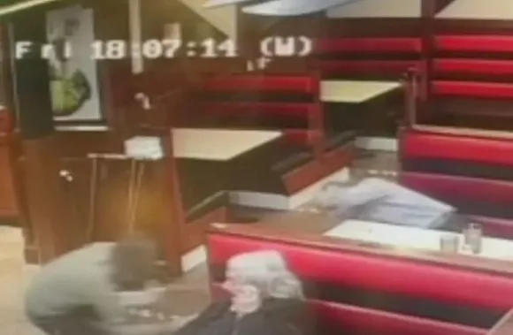 필라델피아시 항공기 추락 사고 현장에서 발생한 잔해가 400m 떨어진 레스토랑까지 날아와 손님 머리를 강타했다. 사진=abc뉴스