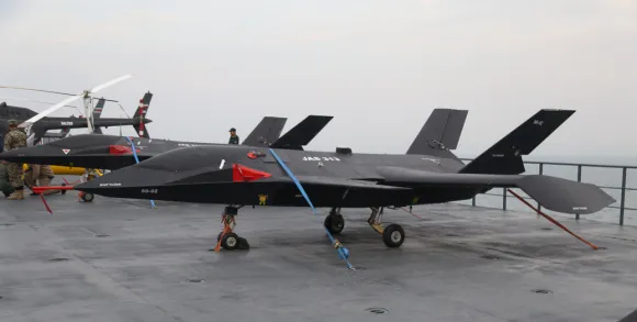 콰헤르-313 전투기를 축소한 것으로 보이는 JAS-313 제트 추진 드론. 출처=farsnews.ir