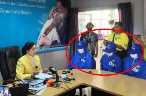 태국 파베나 아동 및 여성 재단 대표(왼쪽)가 중국 범죄조직에 속아 강제로 난자 적출을 당하다 구출된 여성 3명(오른쪽)과 이야기를 나누고 있다. 방콕포스트