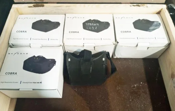 폭탄이 설치된 고글 모습.  텔레그램 캡처